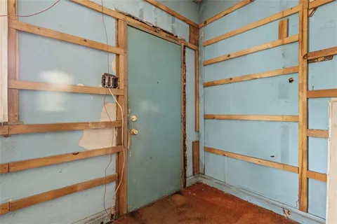 a view of walk in closet