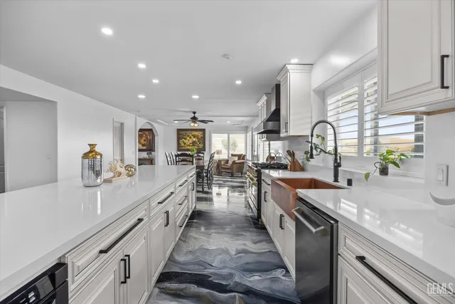 a view of entryway with workspace