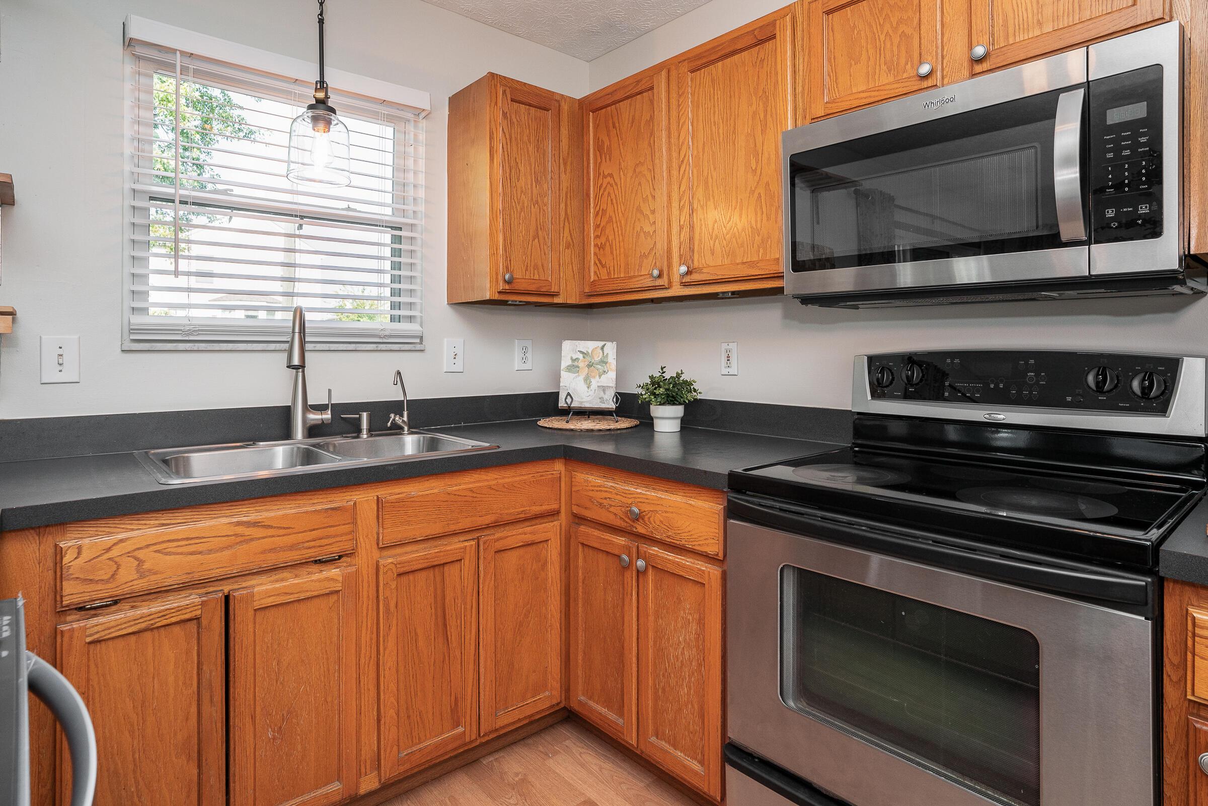 2135 Tonda Lane Grove City, OH 43123 - Photo 10 of 37 Stainless steel appliances convey with the home