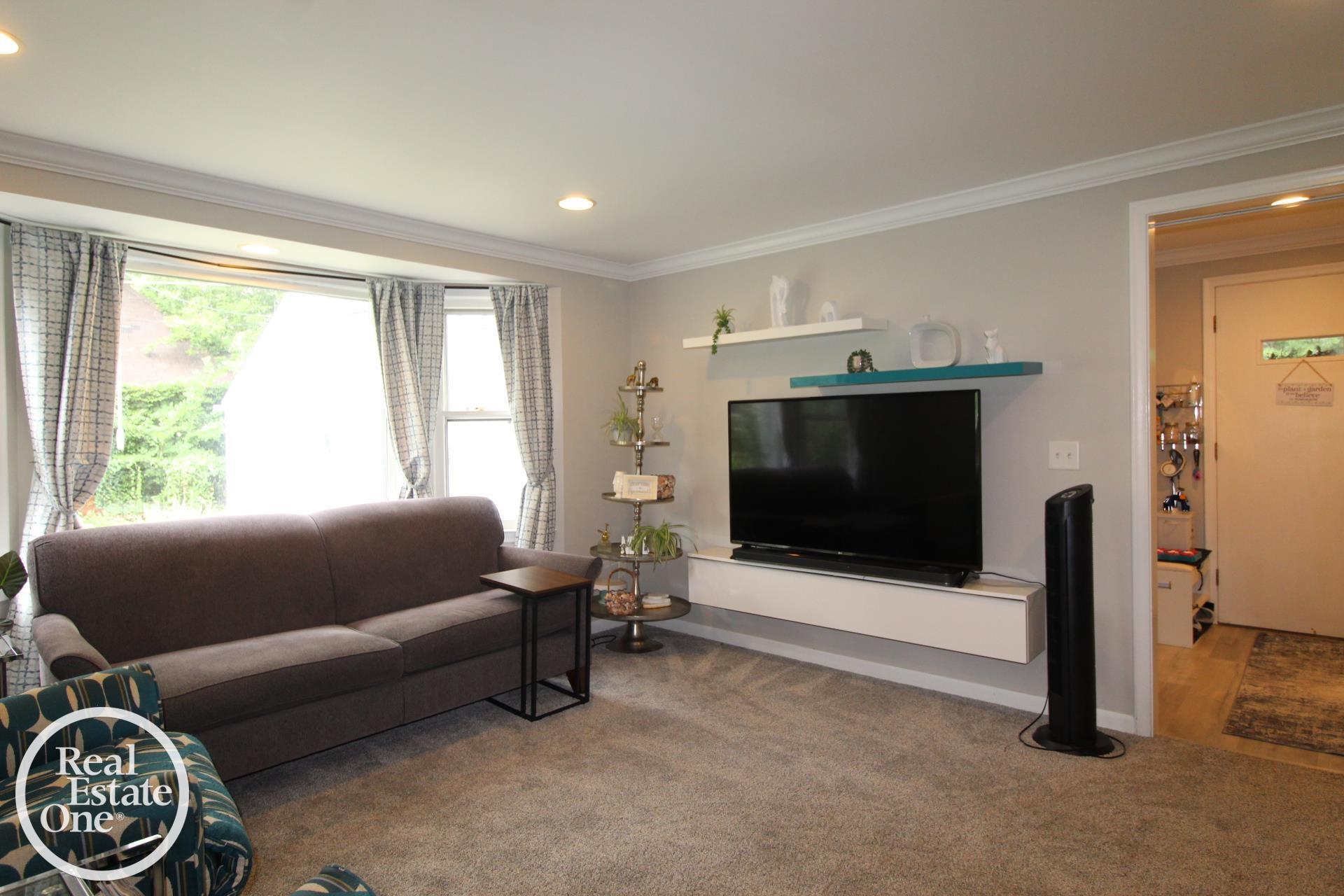 1337 Bishop Road Grosse Pointe, MI 48230 - Photo 13 of 52 50180881-171ab947-0550-4635-89aa-0666f0059661.JPG