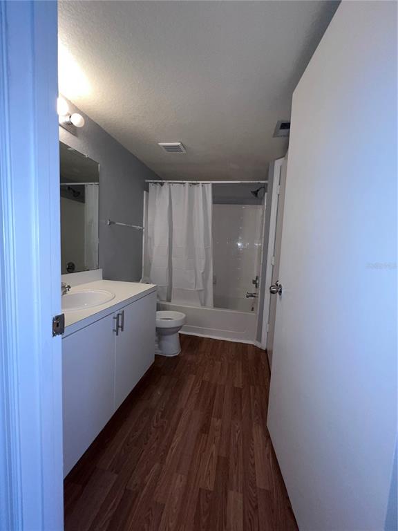 2202 Key W Court, Unit 633 Kissimmee, FL 34741 - Photo 14 of 33 a bathroom with a sink mirror toilet and bathtub