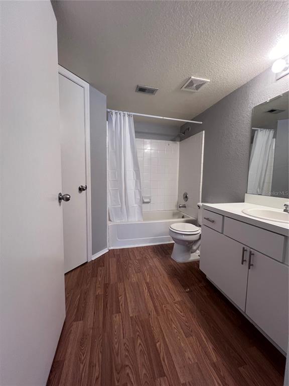 2202 Key W Court, Unit 633 Kissimmee, FL 34741 - Photo 22 of 33 a bathroom with a sink and a mirror