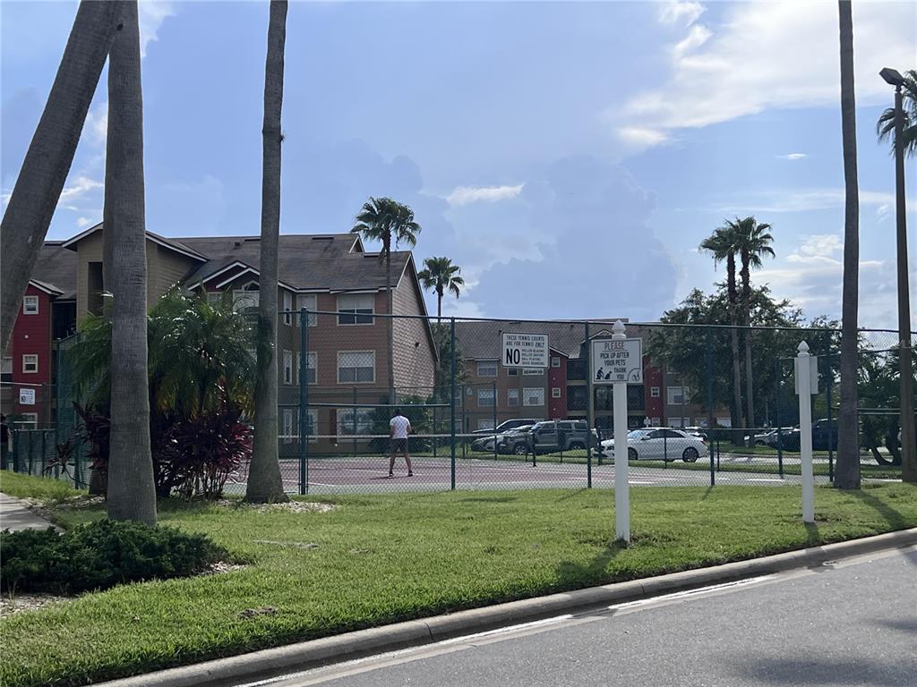 2202 Key W Court, Unit 633 Kissimmee, FL 34741 - Photo 25 of 33 a view of a building and a yard