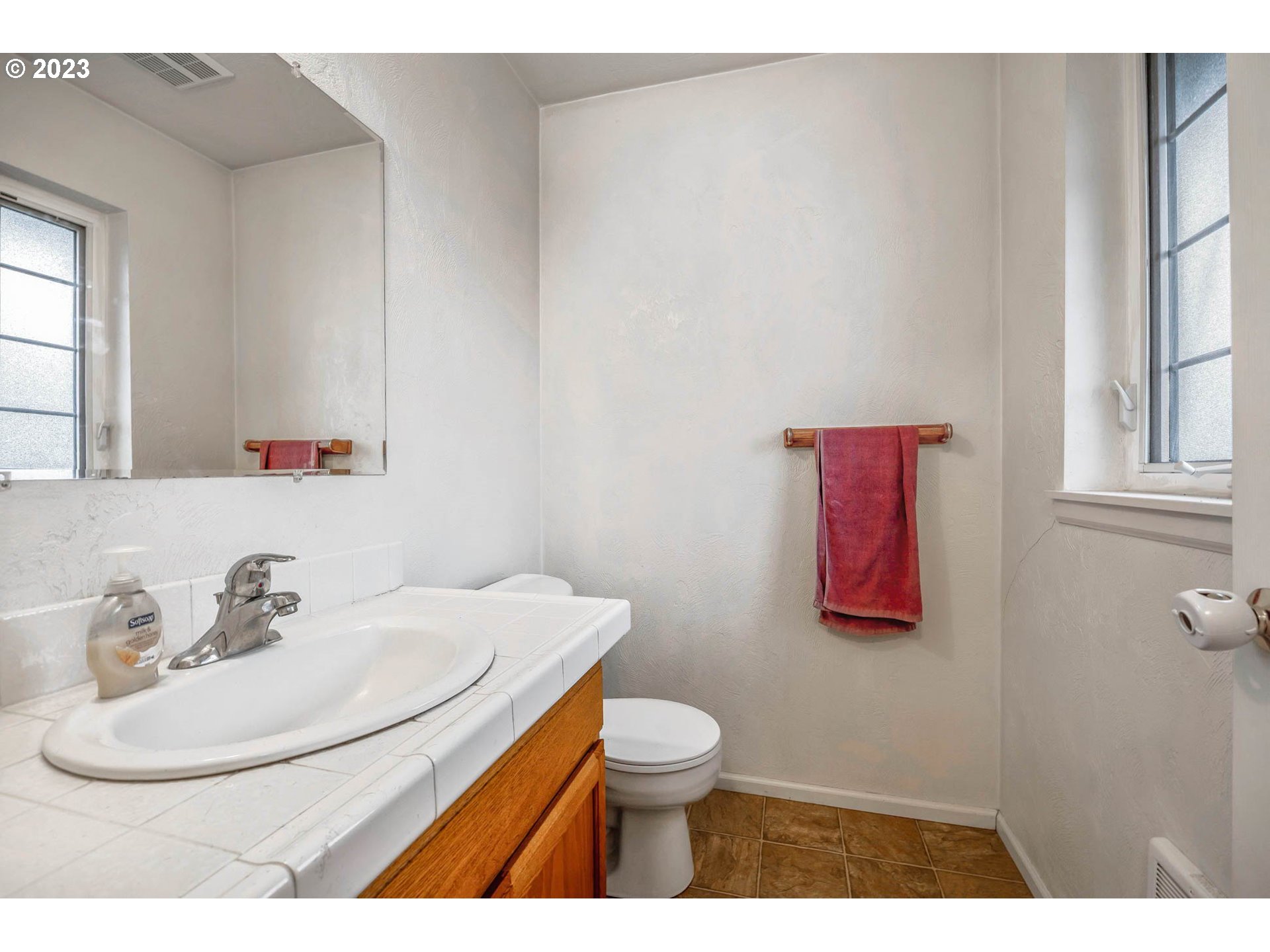 955 Fuchsia Street Springfield, OR 97477 - Photo 17 of 32 a bathroom with a toilet a sink and a mirror