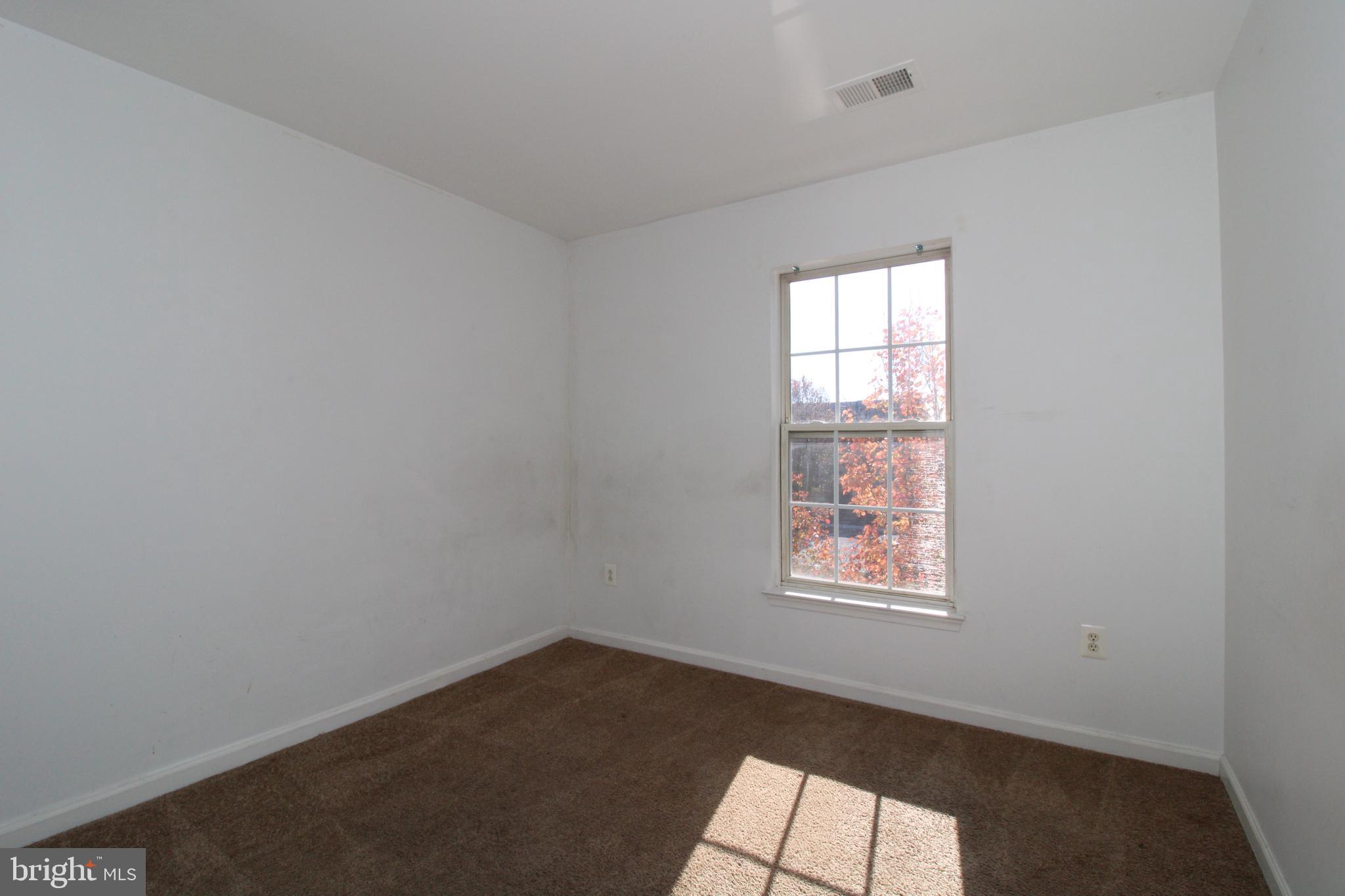 17628 Basalt Way Hagerstown, MD 21740 - Photo 19 of 20 an empty room with windows