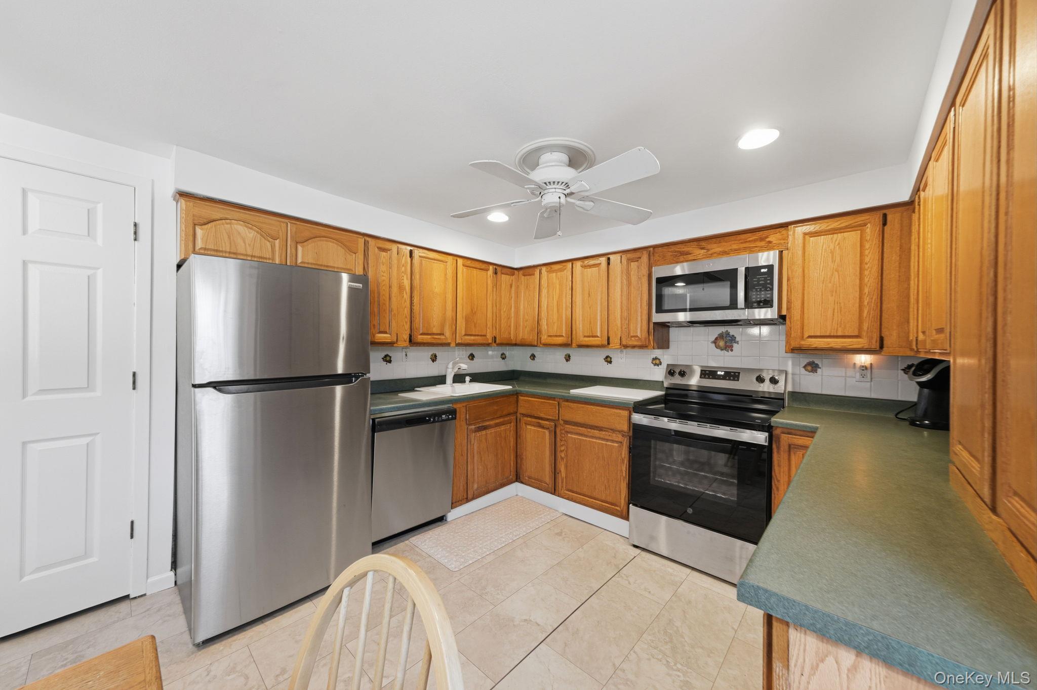 454 Hawkins Road Selden, NY 11784 - Photo 12 of 37