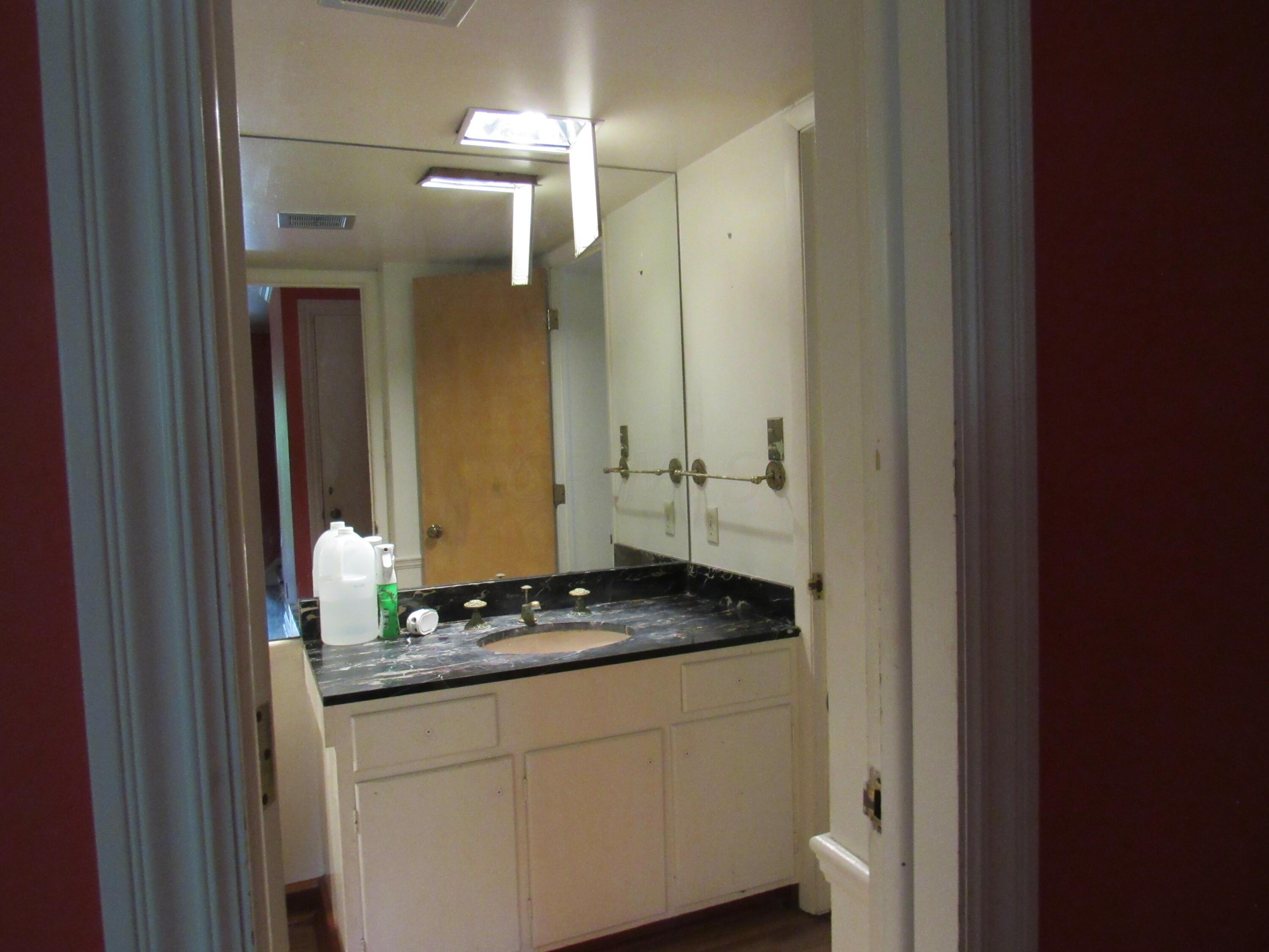 2551 Charing Road, Unit 6 Upper Arlington, OH 43221 - Photo 11 of 29 1st Floor Bath