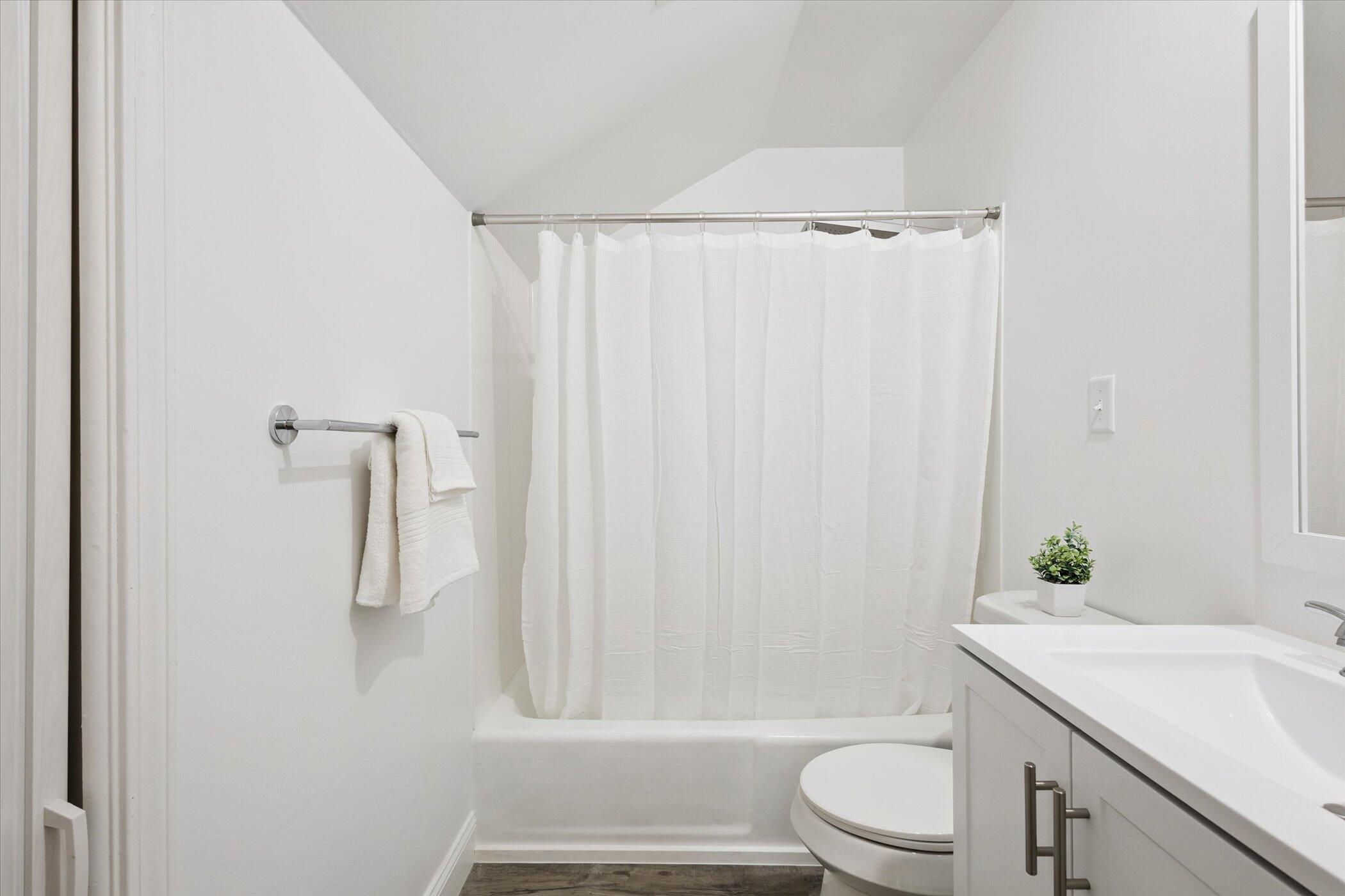 3441 Townline Road Houghton Lake, MI 48629 - Photo 24 of 53 Upstairs Bathroom