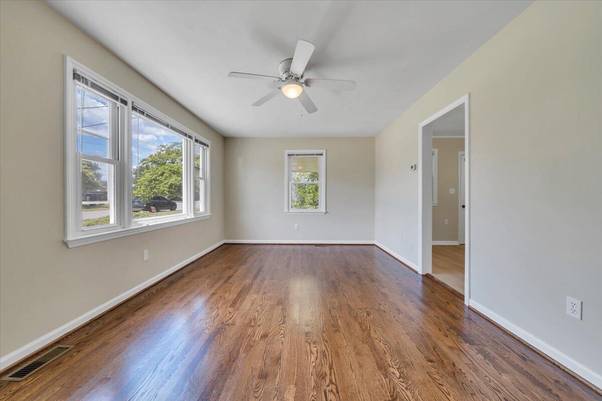 4933 Hildebrand Road Northwest Roanoke, VA 24012 - Photo 4 of 29 04-MIB04542