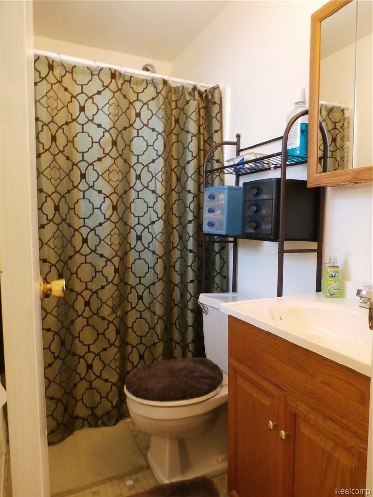 7528 Kingsbridge Road Canton, MI 48187 - Photo 19 of 24 master bath