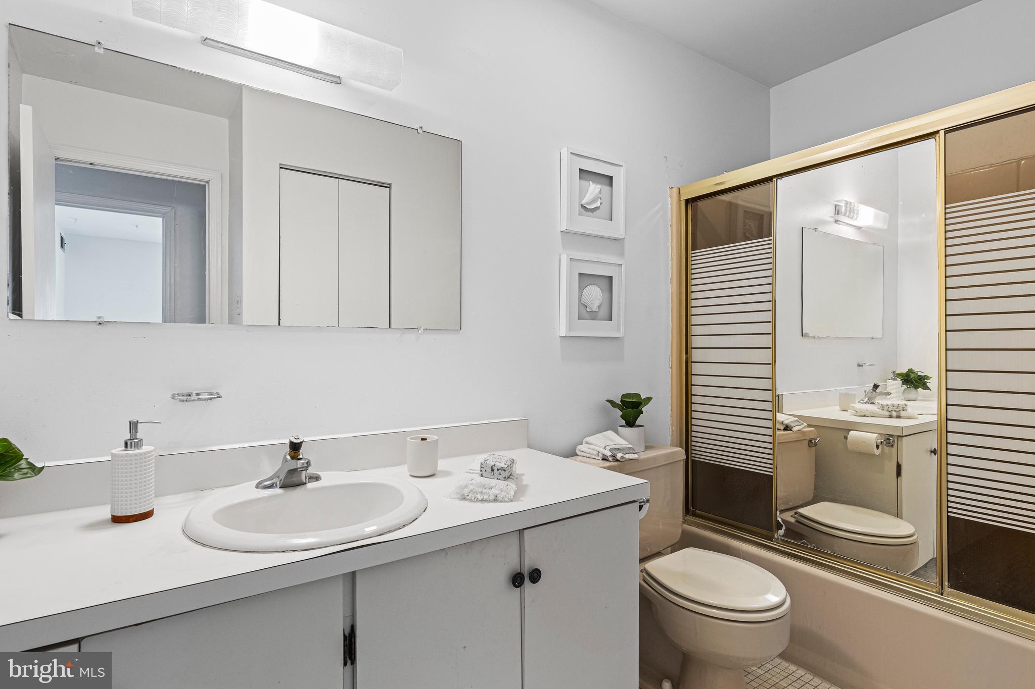 126 Eaton Drive Wayne, PA 19087 - Photo 28 of 38 Hall Bath with tub/shower combo