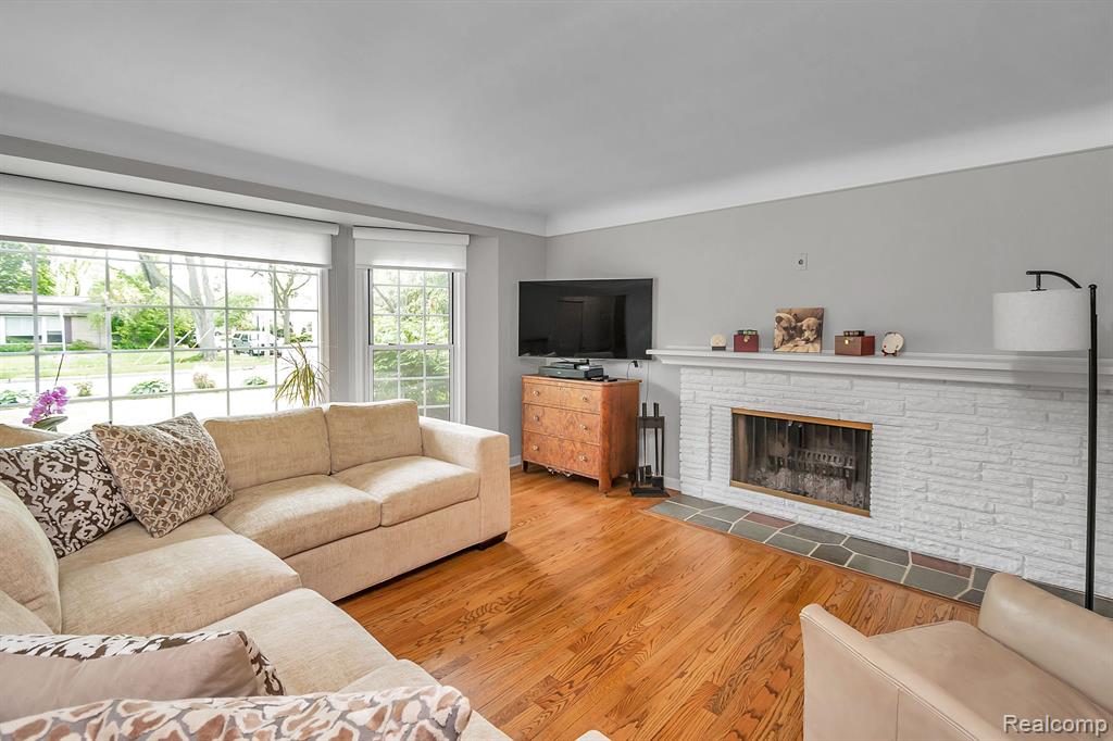 580 Cook Road Grosse Pointe Woods, MI 48236 - Photo 3 of 48