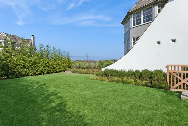 a view of a back yard