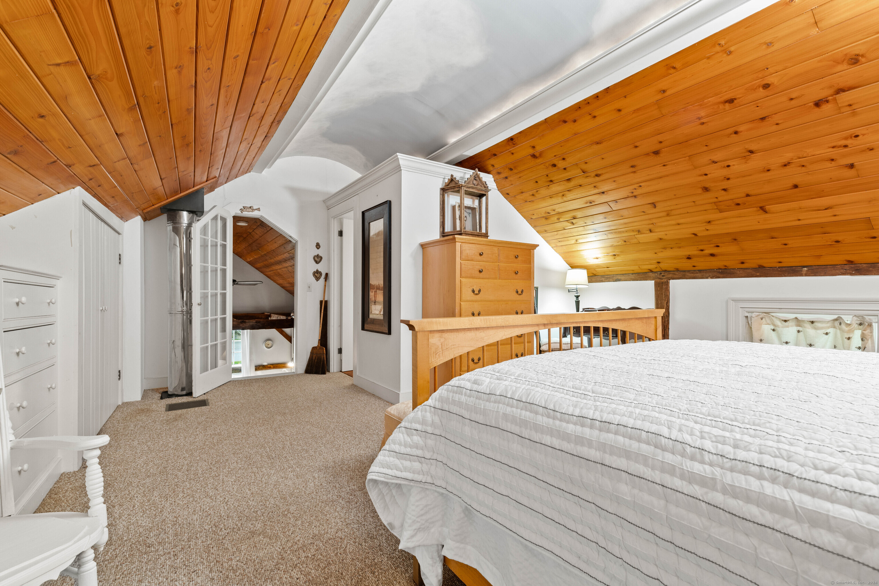 1 Hathaway Road East Lyme, CT 06333 - Photo 27 of 38 Large bedroom in the guest room