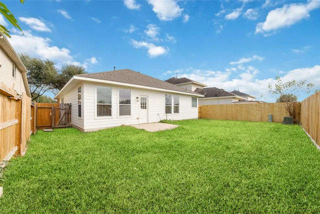 a view of a house with backyard and garden