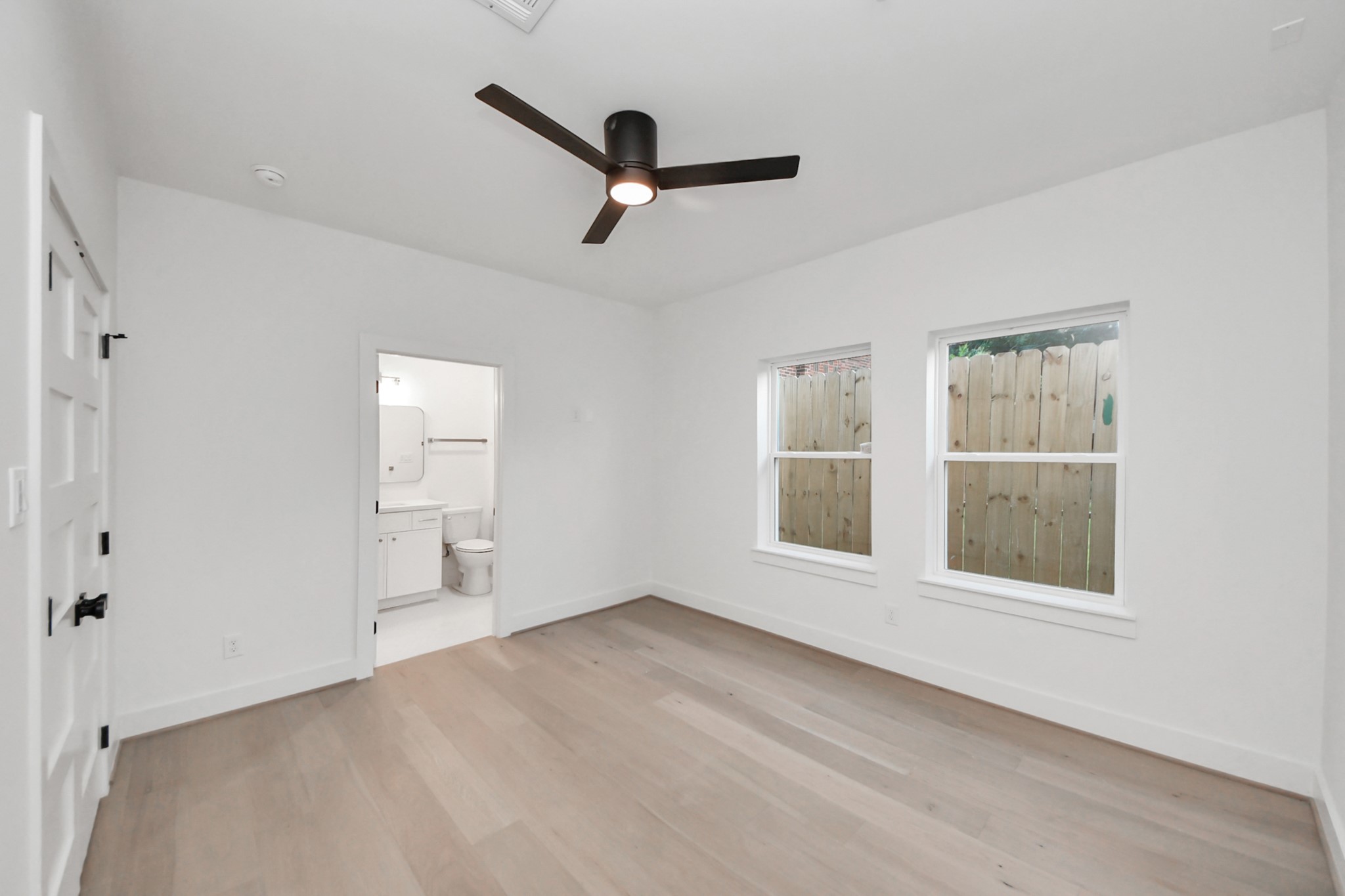 4819 Austin Street, Unit B Houston, TX 77004 - Photo 32 of 49 a view of empty room with windows