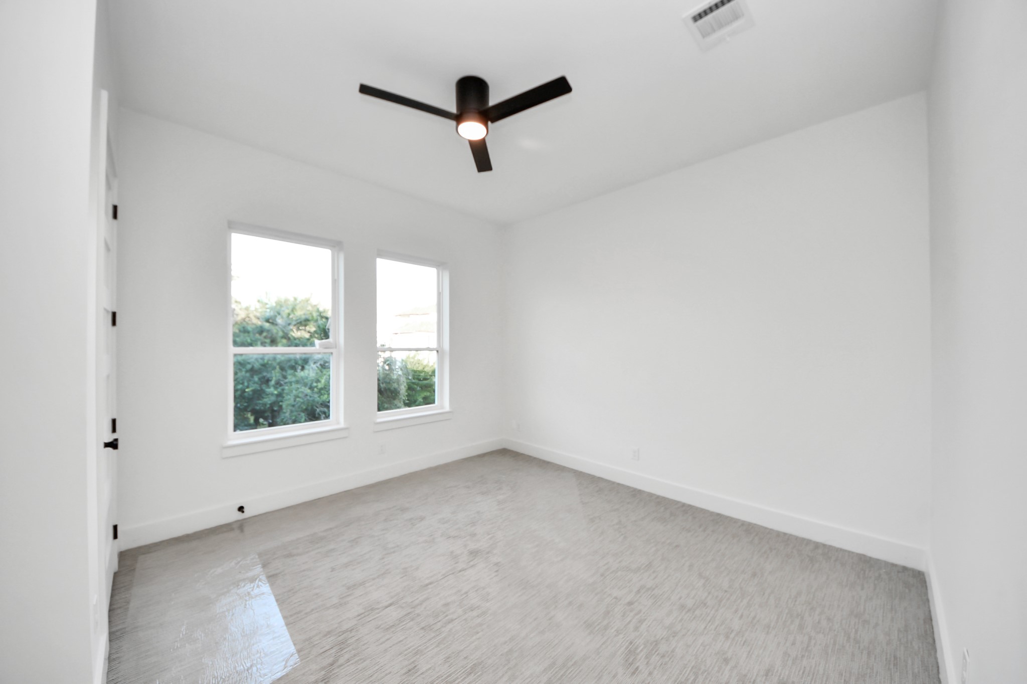4819 Austin Street, Unit B Houston, TX 77004 - Photo 36 of 49 an empty room with a window