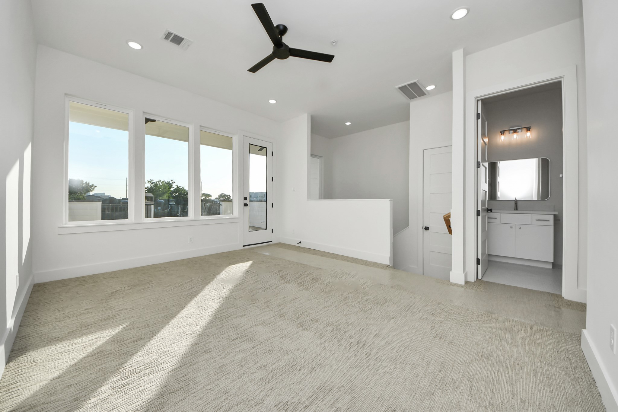 4819 Austin Street, Unit B Houston, TX 77004 - Photo 41 of 49 a view of an empty room with a window