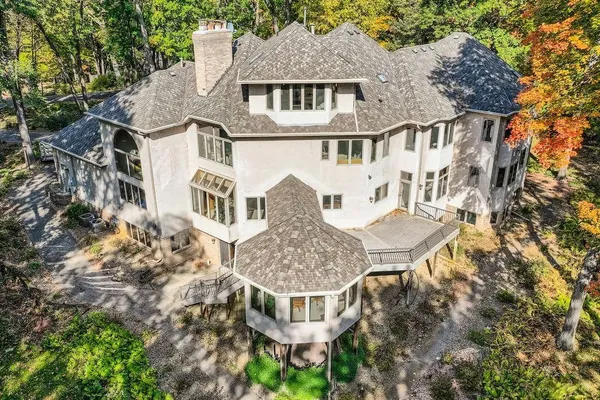 $1,995,000 | 4 West Bay Lane, North Oaks, MN 55127