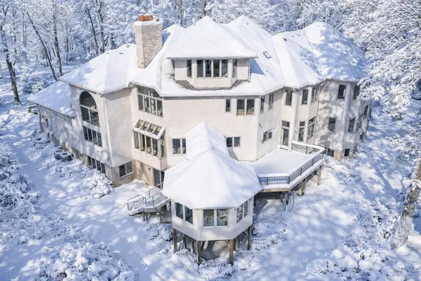 $1,995,000 | 4 West Bay Lane, North Oaks, MN 55127