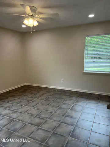 $1,500 | 404 Hanley Road, Ocean Springs, MS 39564