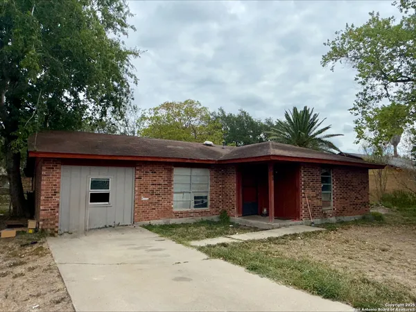 a front view of house with yard