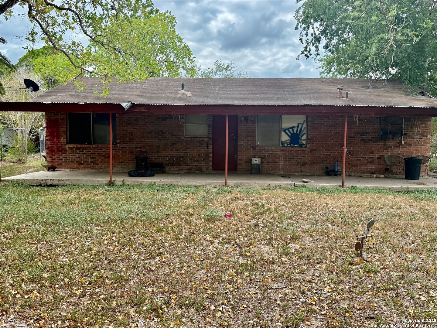 805 Continental Drive Three Rivers, TX 78071 - Photo 2 of 10 a backyard of a house with lots of green space
