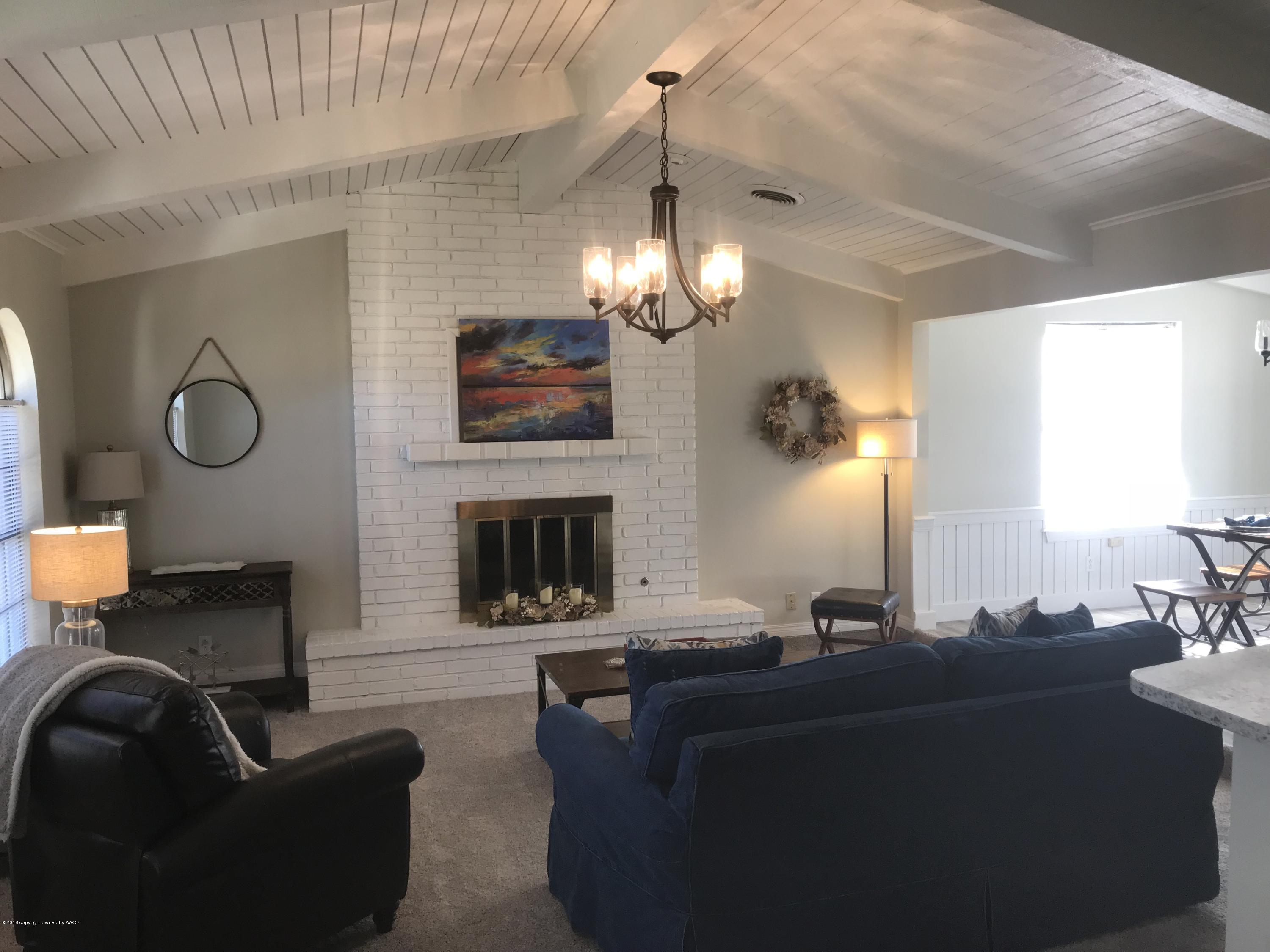 6704 Drexel Road Amarillo, TX 79109 - Photo 3 of 18 Living Room