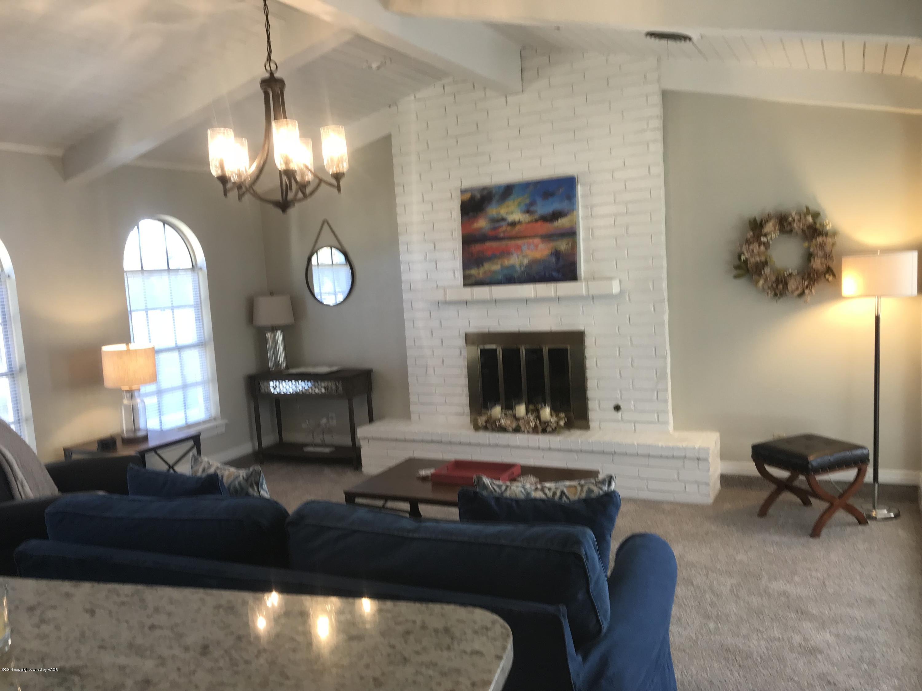 6704 Drexel Road Amarillo, TX 79109 - Photo 4 of 18 Living Room