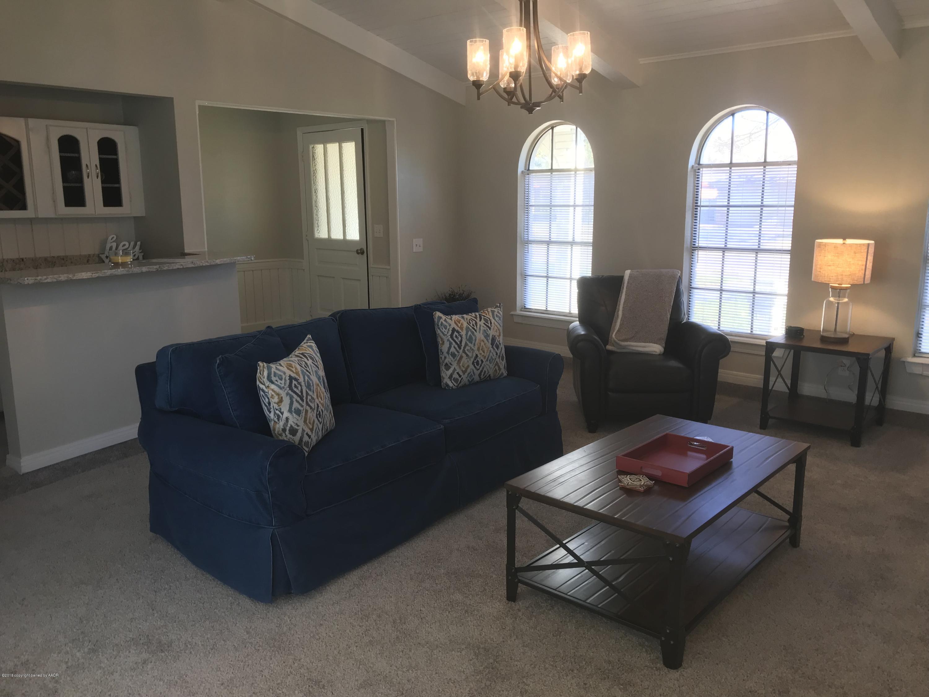 6704 Drexel Road Amarillo, TX 79109 - Photo 5 of 18 Living Room