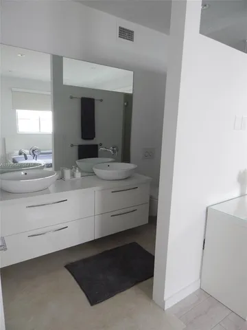 $3,300 | 831 10th Street, Unit 102, Miami Beach, FL 33139