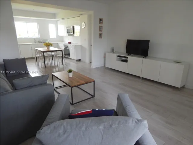 $3,300 | 831 10th Street, Unit 102, Miami Beach, FL 33139