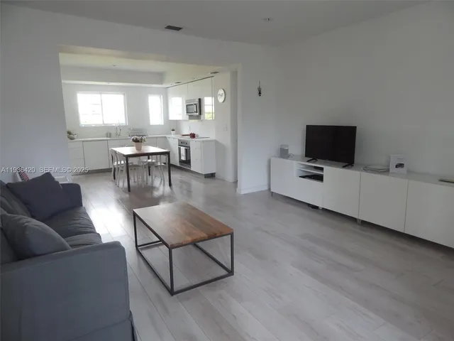 $3,300 | 831 10th Street, Unit 102, Miami Beach, FL 33139