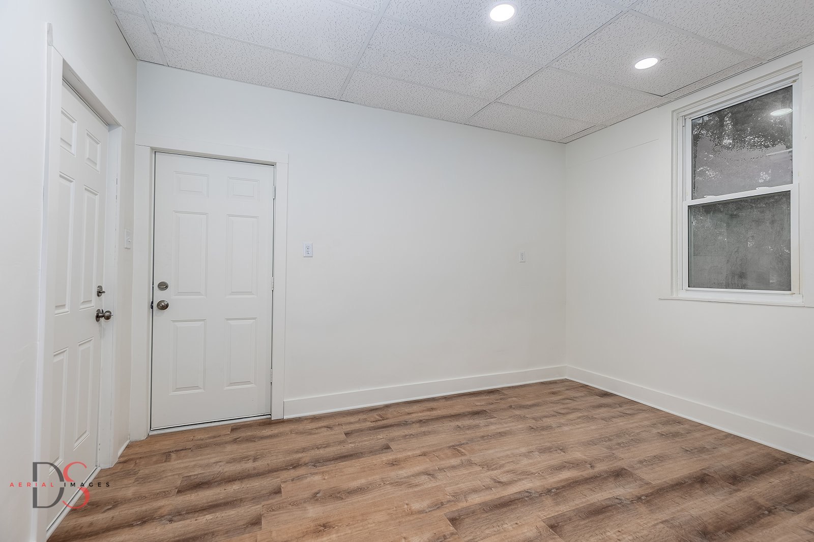 1009 Paul Street Ottawa, IL 61350 - Photo 7 of 18 a view of an empty room
