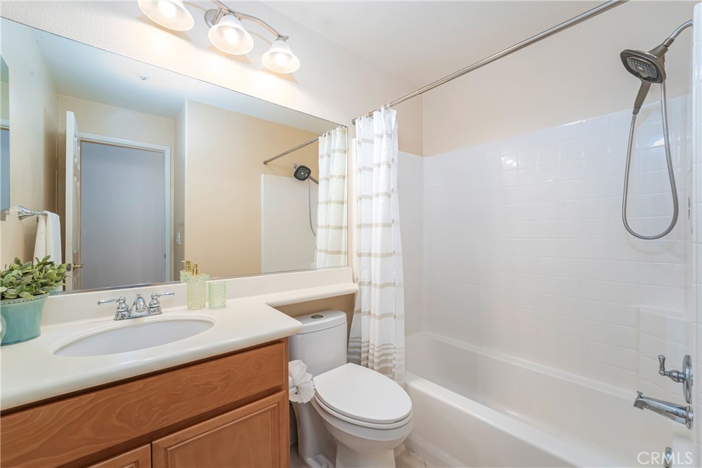97 Chadron Circle Ladera Ranch, CA 92694 - Photo 19 of 56 Second level guest bath with tub/shower