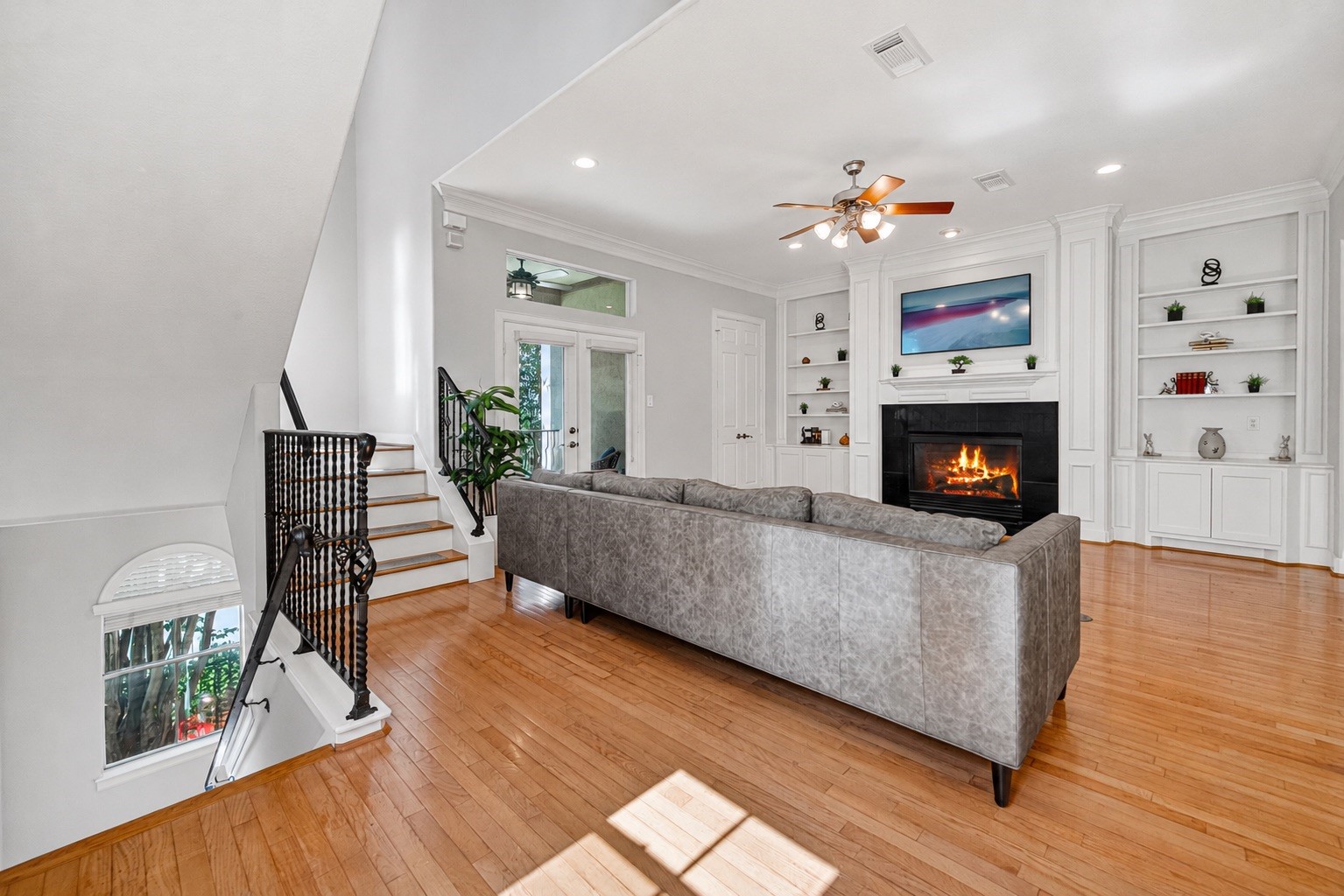4502 Rose Street Houston, TX 77007 - Photo 13 of 40 Wood floors, neutral paint and built in shelving adds to the luxuriousness of this home.