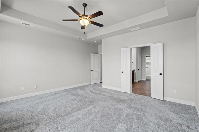 an empty room with fan and a ceiling fan