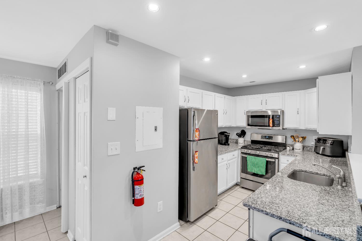 2207 Timber Ridge Court Sayreville, NJ 08859 - Photo 8 of 26 Gallery Image 8