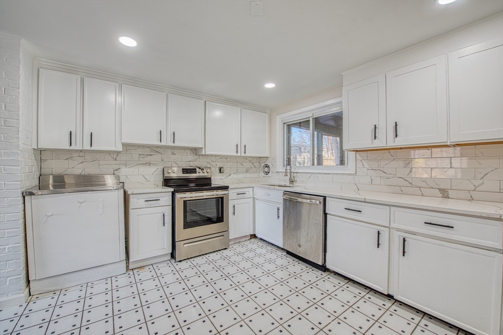 19 Ruth Road Brockton, MA 02302 - Photo 4 of 31