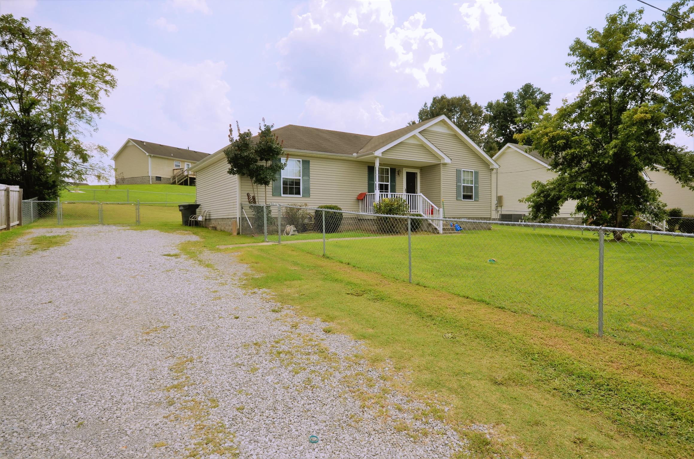 927 Poplar Avenue Springfield, TN 37172 - Photo 3 of 17 Fenced Yard