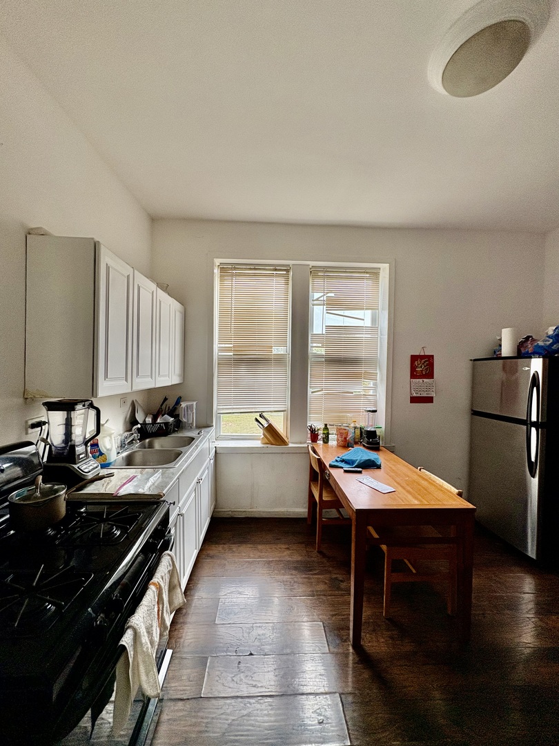 3113 West Roosevelt Road Chicago, IL 60612 - Photo 6 of 11 a room with furniture and a table