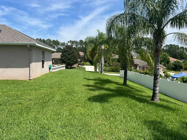 a view of a back yard