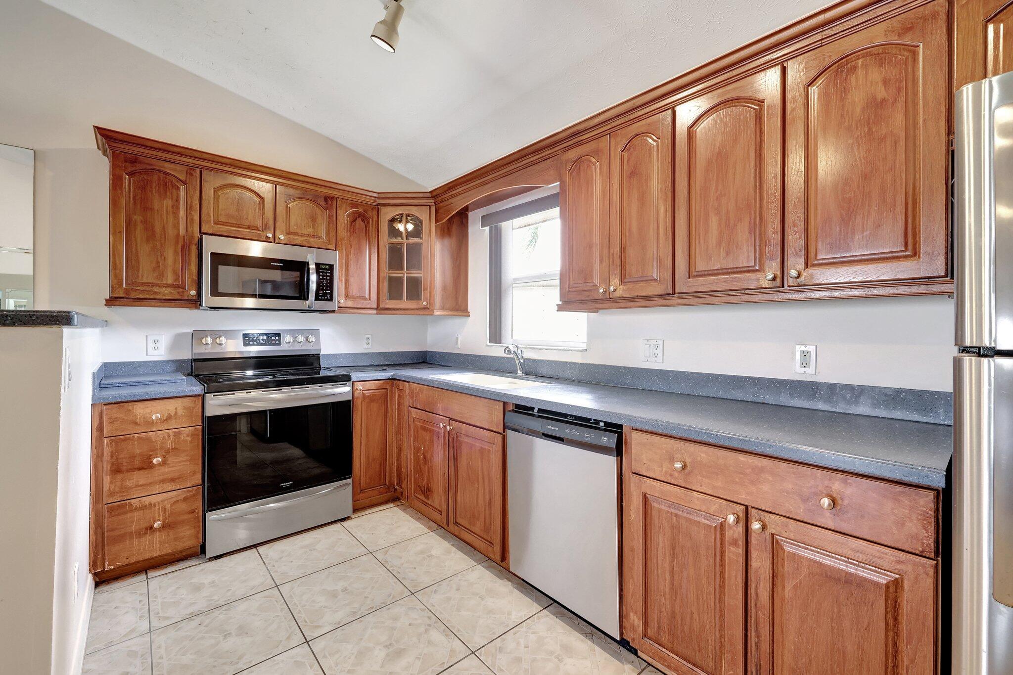 5753 Southeast Mercedes Avenue Stuart, FL 34997 - Photo 15 of 31 17-web-or-mls-632A1790