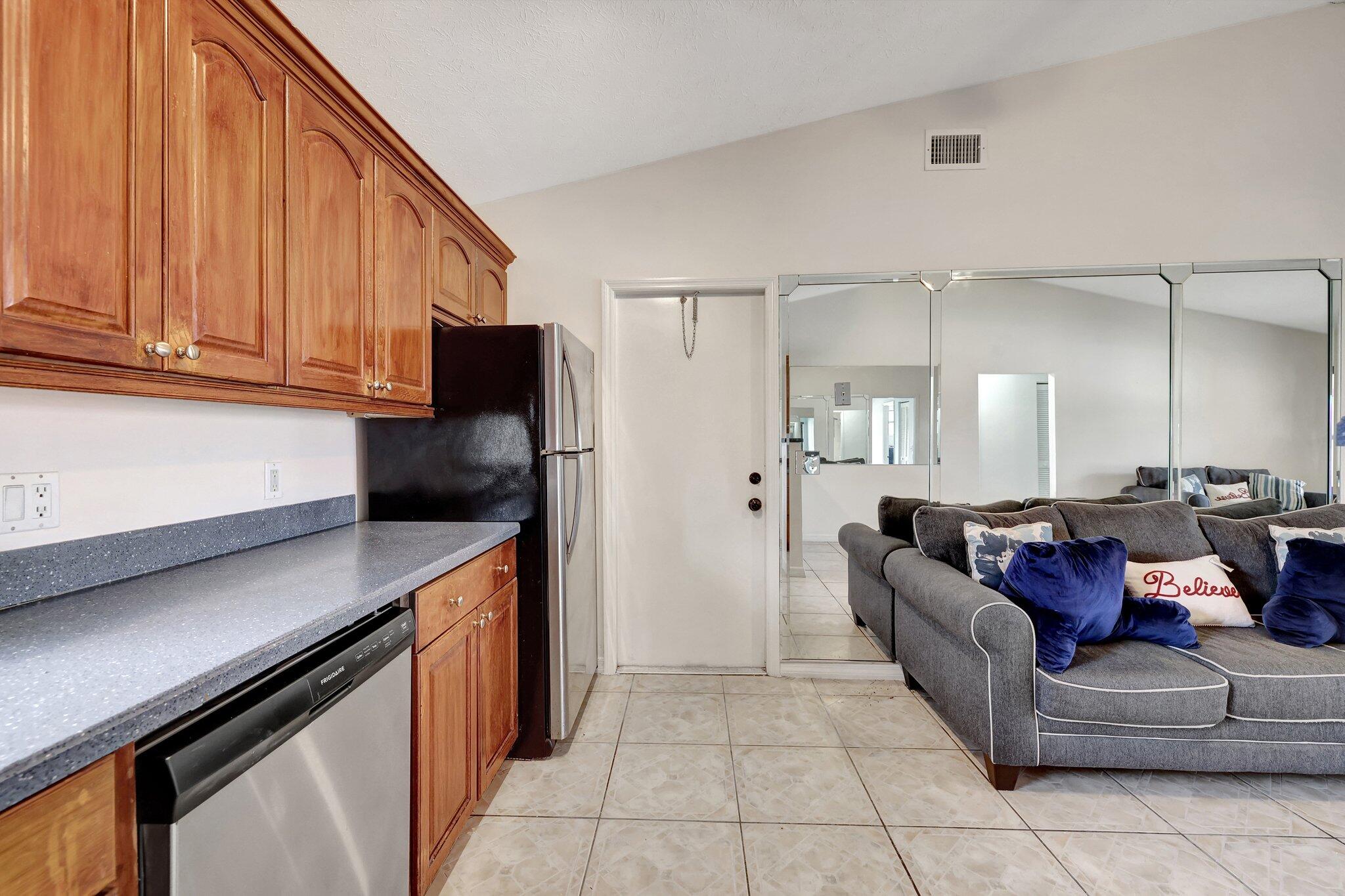 5753 Southeast Mercedes Avenue Stuart, FL 34997 - Photo 16 of 31 18-web-or-mls-632A1795