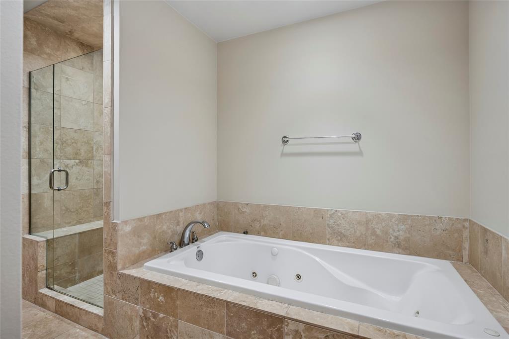 1505 Elm Street, Unit 603 Dallas, TX 75201 - Photo 13 of 36 a bathroom with a bathtub