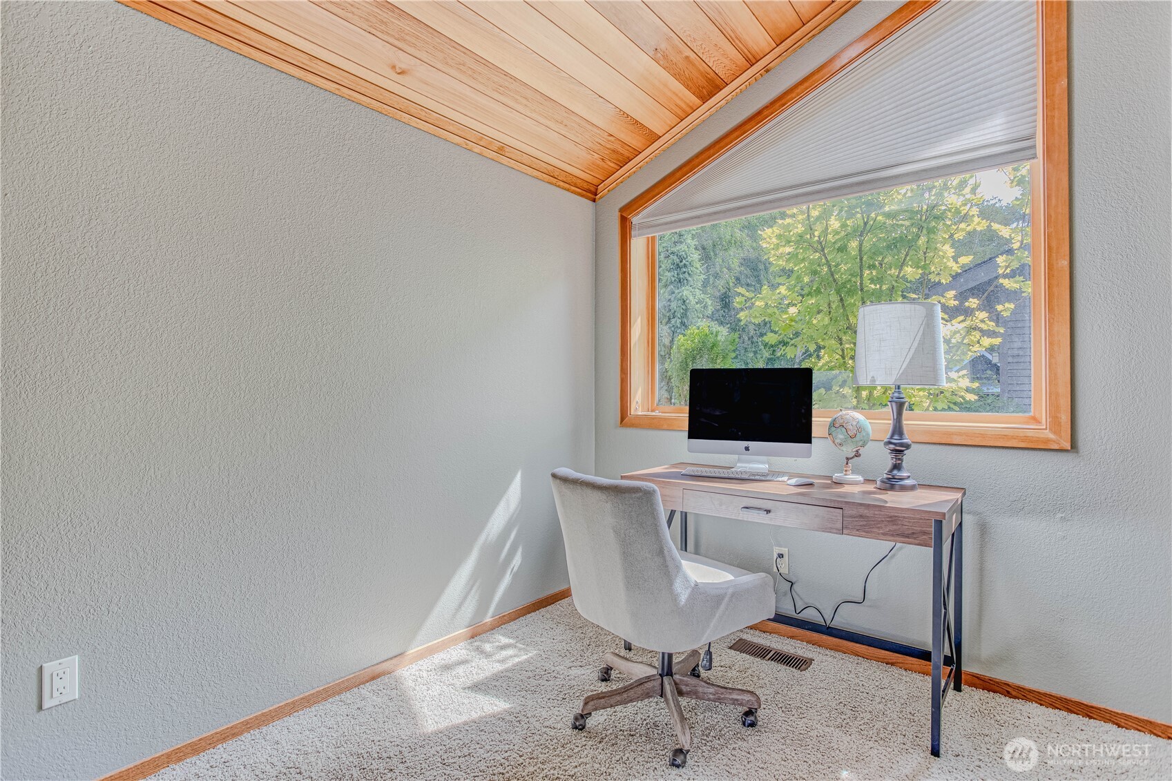 423 Lombard Lane Wenatchee, WA 98801 - Photo 12 of 36 a workspace with furniture and a window