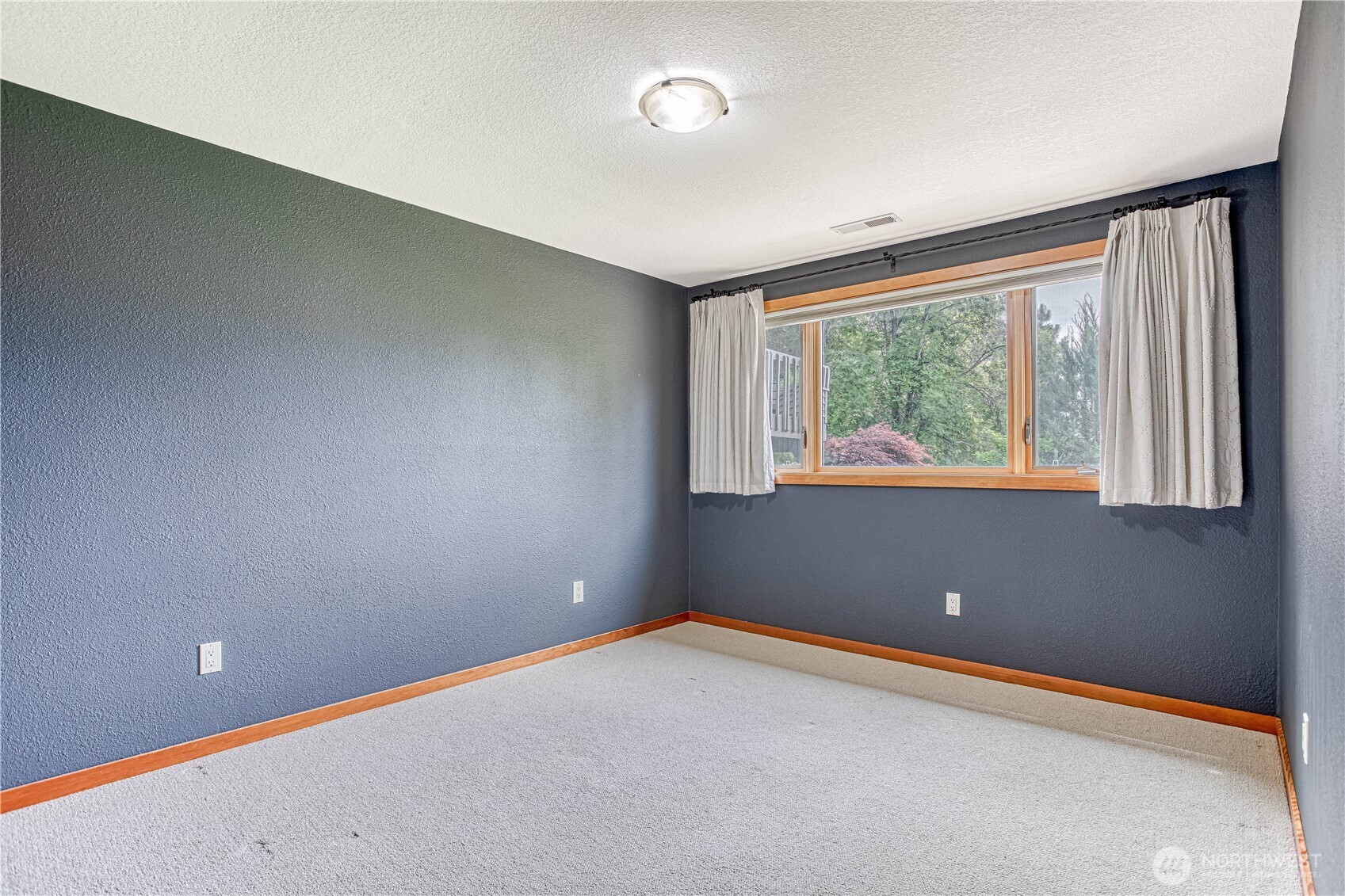 423 Lombard Lane Wenatchee, WA 98801 - Photo 22 of 36 an empty room with windows