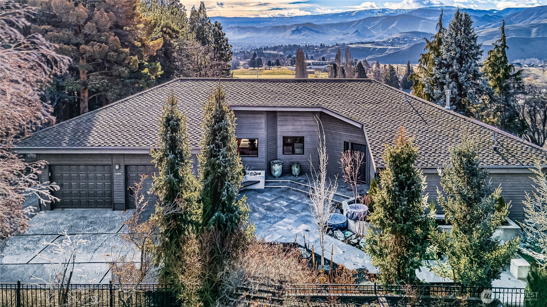 423 Lombard Lane Wenatchee, WA 98801 - Photo 33 of 36 a front view of a house with garden