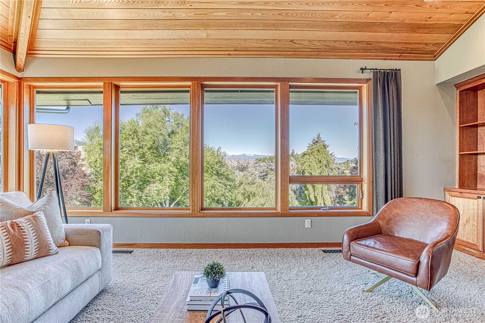 423 Lombard Lane Wenatchee, WA 98801 - Photo 4 of 36 a living room with furniture and a window