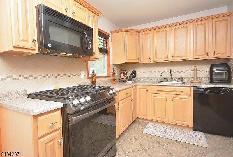 2463 Dorchester Road Union, NJ 07083 - Photo 7 of 33